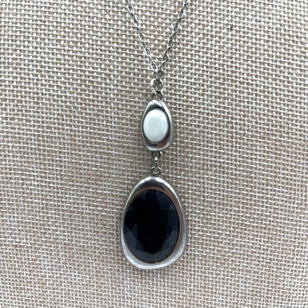 Vintage Z Brand Silver Tone Oval Black White‎ Stone Pendant Necklace Jewelry